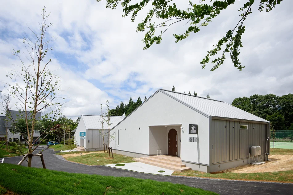 Holiday Villa Gran Suite｜平屋建てヴィラの、シンプルでアクセントカラーが可愛く優しい外観デザイン｜名古屋の店舗設計デザイン スーパーボギー