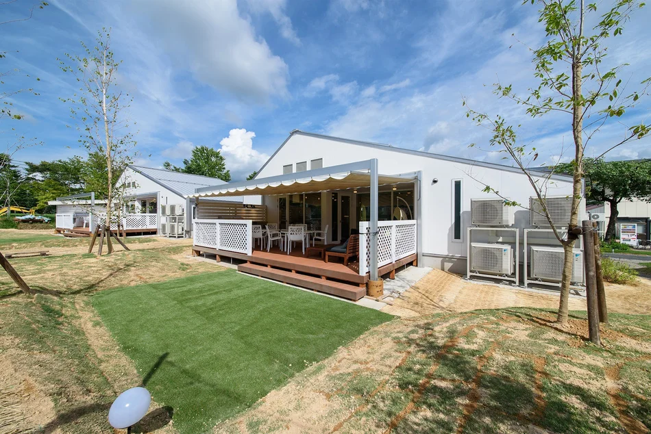 Holiday Villa Gran Suite｜平屋建てヴィラの、バーベキューが楽しめるウッドデッキテラス｜名古屋の店舗設計デザイン スーパーボギー