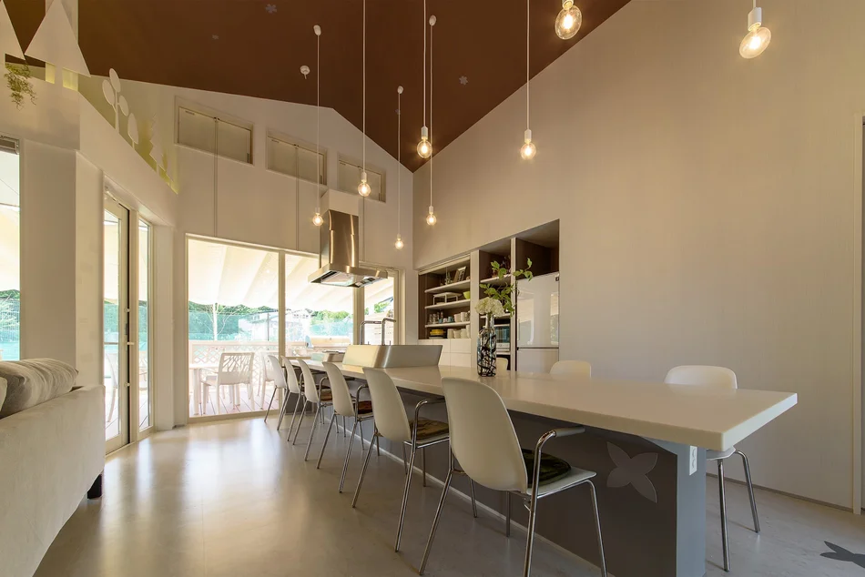 Holiday Villa Gran Suite｜平屋建てヴィラの、北欧風で可愛く優しい内装デザイン（ダイニングキッチン）｜名古屋の店舗設計デザイン スーパーボギー