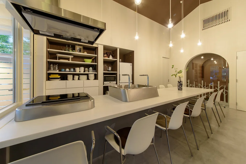 Holiday Villa Gran Suite｜平屋建てヴィラの、北欧風で可愛く優しい内装デザイン（ダイニングキッチン）｜名古屋の店舗設計デザイン スーパーボギー