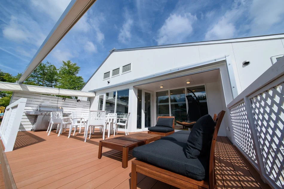 Holiday Villa Gran Suite｜平屋建てヴィラの、バーベキューが楽しめるウッドデッキテラス｜名古屋の店舗設計デザイン スーパーボギー