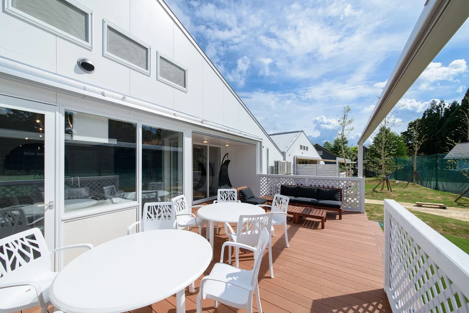 Holiday Villa Gran Suite｜平屋建てヴィラの、バーベキューが楽しめるウッドデッキテラス｜名古屋の店舗設計デザイン スーパーボギー