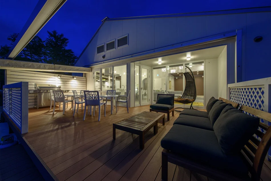 Holiday Villa Gran Suite｜平屋建てヴィラの、バーベキューが楽しめるウッドデッキテラス｜名古屋の店舗設計デザイン スーパーボギー