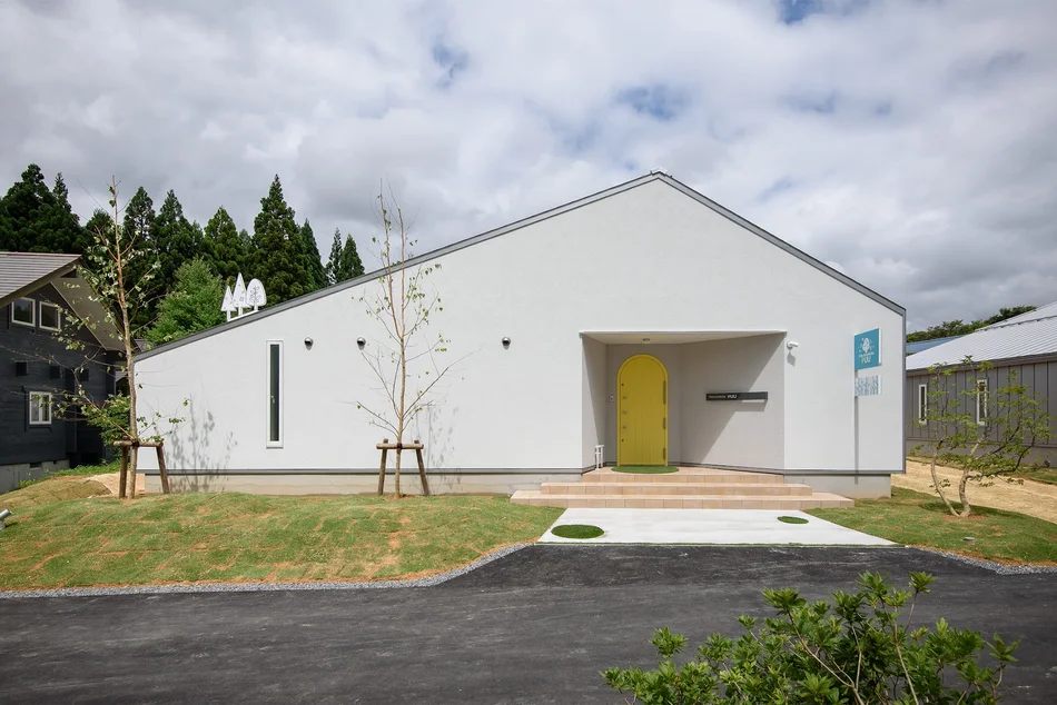 Holiday Villa Gran Suite｜平屋建てヴィラの、シンプルでアクセントカラーが可愛く優しい外観デザイン｜名古屋の店舗設計デザイン スーパーボギー