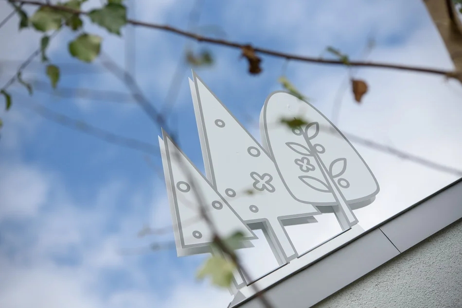 Holiday Villa Gran Suite｜平屋建てヴィラの、北欧風で可愛く優しい看板デザイン｜名古屋の店舗設計デザイン スーパーボギー