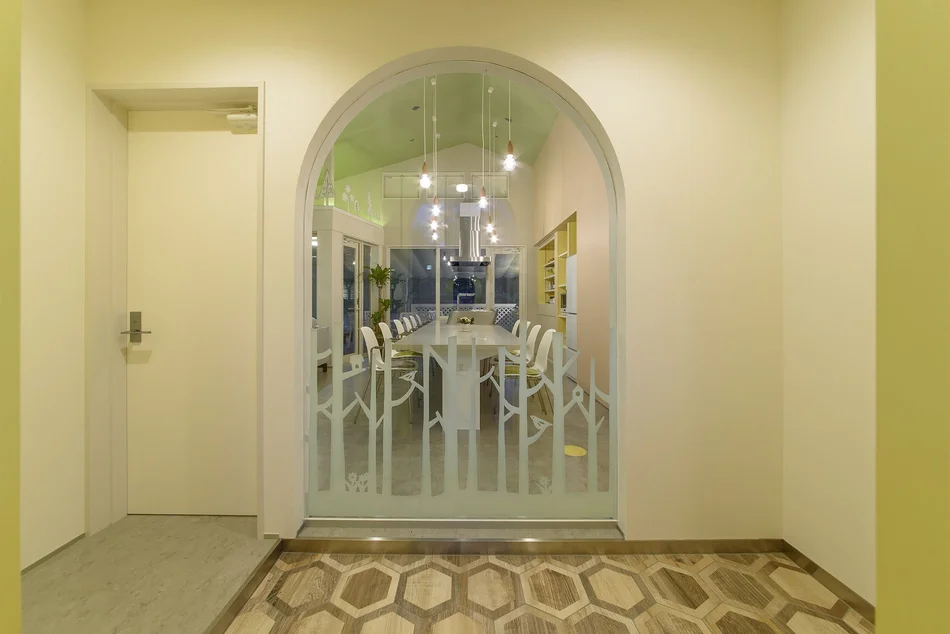 Holiday Villa Gran Suite｜平屋建てヴィラの、北欧風で可愛く優しい内装デザイン（玄関）｜名古屋の店舗設計デザイン スーパーボギー