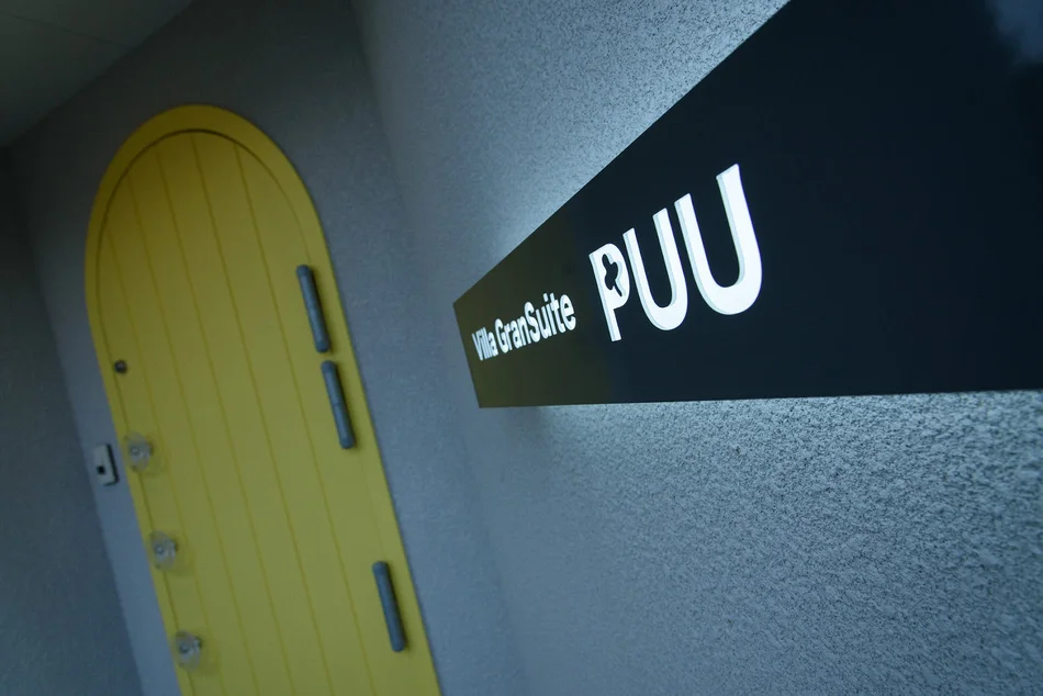 Holiday Villa Gran Suite｜平屋建てヴィラの、アクセントカラーが可愛く優しい外観デザイン｜名古屋の店舗設計デザイン スーパーボギー