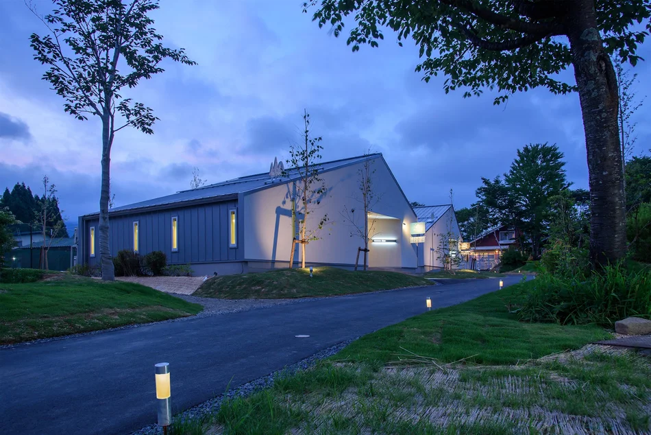 Holiday Villa Gran Suite｜平屋建てヴィラの、シンプルでアクセントカラーが可愛く優しい外観デザイン｜名古屋の店舗設計デザイン スーパーボギー